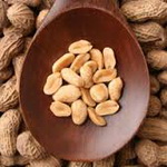 خوردن بادام زمینی همراه غذا از حمله قلبی پیشگیری می کند